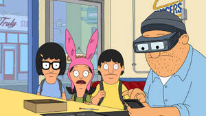 Bob's Burgers 一家在餐廳，Gene 戴著 VR 眼鏡拿著手機。 — 卡通 壁紙