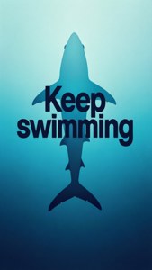 勵志文字 Keep swimming 疊加在藍色海水中向上游動的鯊魚剪影上。