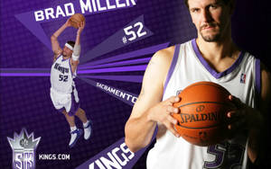 Brad Miller 身穿沙加緬度國王隊球衣，手持籃球，展示球隊標誌和52號球衣。 — 沙加緬度國王隊 壁紙