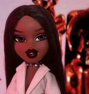 Bratz 娃娃穿著粉紅色西裝外套和頸鍊，深色頭髮和大膽的嘴唇。 — Galaxy Z Flip7 FE 壁紙