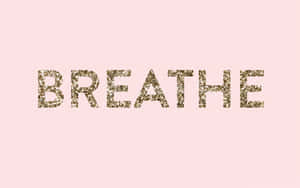 在柔和的粉紅色背景上，閃閃發光的金色字母寫著「breathe」。 — Tumblr 壁紙