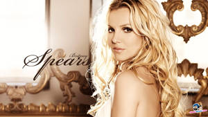 Britney Spears 的華麗肖像，配有華麗的金色家具和柔和燈光。