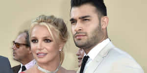 Britney Spears 和 Sam Asghari 在正式活動中穿著優雅的服裝。 — 小甜甜布蘭妮 壁紙