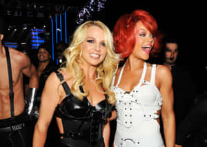 Britney Spears 和 Rihanna 在演唱會上穿著舞台服裝微笑。 — 小甜甜布蘭妮 壁紙