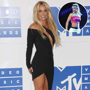 Britney Spears 在MTV音樂錄影帶大獎上穿著黑色連衣裙，插圖顯示她在舞台上穿著粉紅色。 — 小甜甜布蘭妮 壁紙