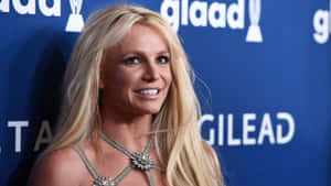Britney Spears 在GLAAD活動中微笑，佩戴閃亮銀色項鍊。 — 小甜甜布蘭妮 壁紙