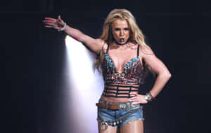Britney Spears 在舞台上穿著亮片上衣和牛仔短褲表演。 — 小甜甜布蘭妮 壁紙