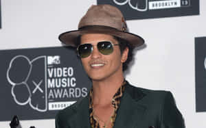 Bruno Mars 在MTV音樂錄影帶大獎上戴著軟呢帽和太陽眼鏡。 — 吉娃娃 壁紙