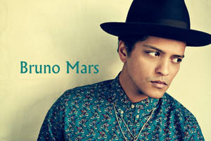 Bruno Mars 戴著黑色軟呢帽和圖案青色襯衫，他的名字以青色文字顯示。 — 火星人布魯諾 壁紙