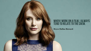 女演員 Bryce Dallas Howard 的攝影棚肖像，附有關於電影工作的引文。 — 女演員 壁紙