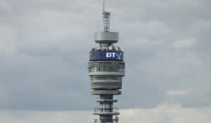 陰天下帶有藍色標誌的BT Tower — 灰色 壁紙
