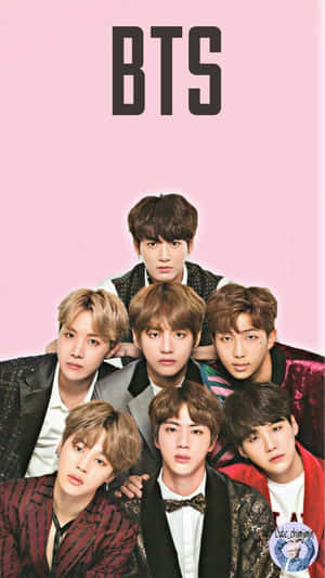 七位身穿正裝的年輕男子在粉紅色背景上一起擺姿勢，上方有「BTS」文字。 — 可愛的防彈少年團 壁紙