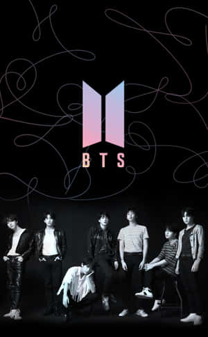 七位BTS成員穿著時尚服裝，在黑色背景上與他們的粉紅色標誌合影。 — Pixel Tablet 壁紙