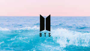 日落時分，BTS 標誌在翻騰的海浪之上 — 藍色美學電腦 壁紙