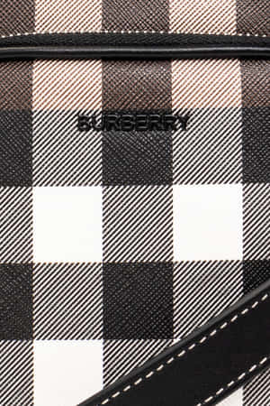 Burberry 格紋手袋，黑色皮革飾邊及白色縫線。 — Burberry 壁紙