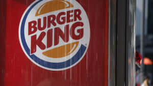 Burger King 標誌在紅色玻璃店面，有城市倒影。 — 漢堡王 壁紙
