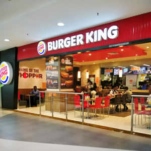 Burger King 餐廳，有顧客在購物中心內用餐。 — 漢堡王 壁紙