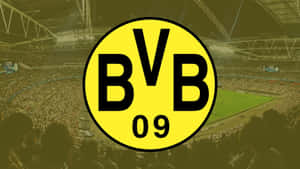BVB 09 足球俱樂部標誌在夜間覆蓋著一個擠滿人的球場。 — 柏林 壁紙