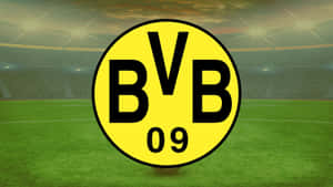 暮色中體育場燈光下的綠色球場上BVB 09足球俱樂部標誌。 — 柏林 壁紙