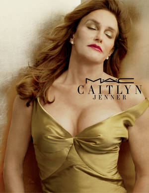 Caitlyn Jenner 身穿金色緞面禮服，閉眼紅唇，靠著金牆。 — 凱莉·珍娜 壁紙