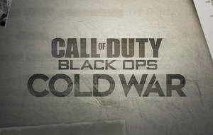 Call of Duty Black Ops Cold War 標誌在皺巴巴的灰色紙上。