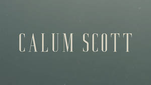 在帶有紋理的綠色背景上，奶油色的文字顯示為 Calum Scott。 — 崔維斯·史考特 GIF 壁紙