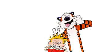 Calvin 和 Hobbes 卡通角色帶著俏皮的笑容。 — 凱文的幻虎世界 壁紙