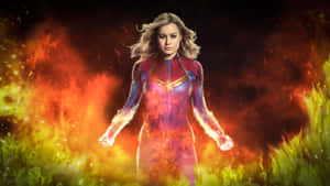 Captain Marvel 被火焰能量包圍，雙手發光。 — 驚奇隊長 壁紙