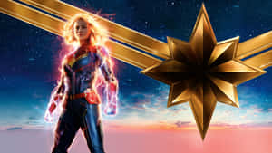 Captain Marvel 穿著戰衣，帶有發光能量和金色翅膀，背景是星空。 — 7680x4320 壁紙