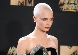 Cara Delevingne 在 MTV 電影獎上剃光頭，紅唇亮相。 — 卡拉·迪樂芬妮 壁紙