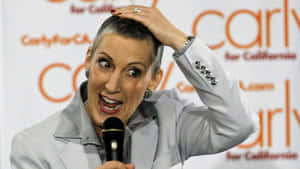 Carly Fiorina 在競選活動中說話，表情豐富，手放在頭上。 — 選舉 壁紙