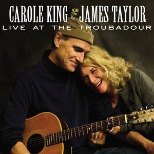 Carole King 和 James Taylor 近距離微笑著彈奏木吉他。 — 音樂 壁紙