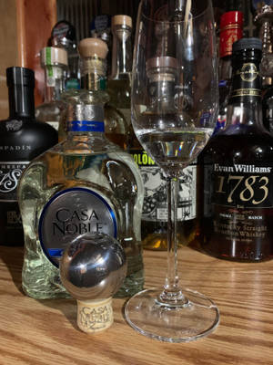 一個有龍舌蘭酒、威士忌和玻璃器皿的吧檯。 — 3:4 壁紙