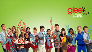 Glee 演員在綠色背景下投擲彩色顏料慶祝。 — 女演員 壁紙