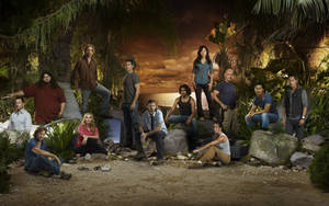 Cast of Lost 在日落時分，以棕櫚樹和海洋為背景的熱帶島嶼上。 — 海灘 壁紙