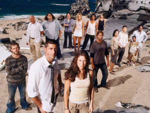 Cast of Lost 站在海灘上，有飛機殘骸和海浪。 — 海灘 壁紙