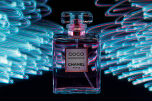 被霓虹光跡包圍的 Chanel Coco Mademoiselle 香水瓶。 — 香奈兒 壁紙