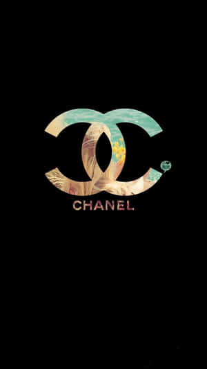Chanel 標誌帶有花卉和海洋圖案，黑色背景。 — 香奈兒 壁紙