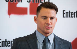 Channing Tatum 在紅地毯活動上穿著灰色西裝打領帶。 — 傑森·塔圖姆 壁紙