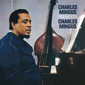 Charles Mingus 在攝影棚肖像中彈鋼琴，身後有低音提琴 — 專輯封面 壁紙