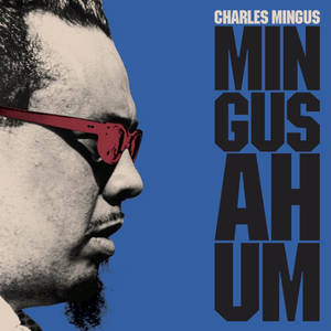 Charles Mingus 側面戴著紅色太陽眼鏡，藍色背景上有大膽的文字。 — 專輯封面 壁紙