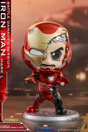 戰鬥損壞的 Chibi Iron Man Mark L 玩具人偶，戴著半個頭盔，表情憤怒。 — 鋼鐵人標誌 壁紙