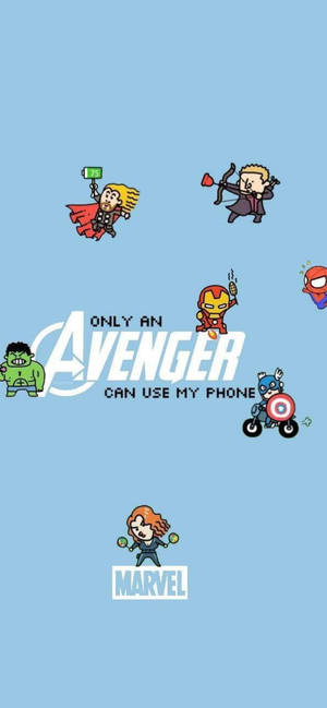 Chibi Avengers 角色漂浮，文字只有復仇者才能使用我的手機。 — iPhone 13 Mini 壁紙