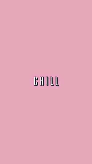 粉紅色背景上帶有粗體黑色字體的「chill」一詞。 — 粉紅色美學桌面 壁紙