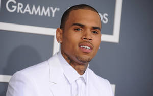 Chris Brown 身穿白色西裝在葛萊美獎微笑 — 克里斯·布朗 壁紙
