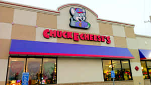 Chuck E Cheese's 娛樂中心店面，有吉祥物標誌和窗戶。 — 查克芝士 壁紙