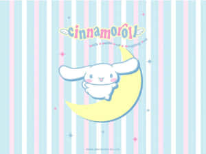 Cinnamoroll 坐在新月上，在粉彩條紋背景下微笑。 — 美學天空 壁紙