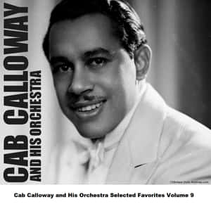 Cab Calloway 身穿白色西裝，在復古工作室肖像中微笑。 — 美學音樂 壁紙