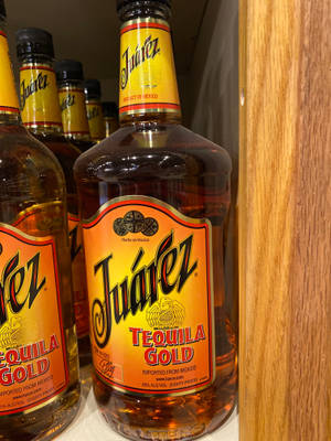木架上的 Juárez Tequila Gold 酒瓶。 — 瓜達拉哈拉 壁紙