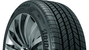 Bridgestone Turanza QuietTrack 輪胎安裝在銀合金輪圈上的工作室圖片 — 品牌 壁紙